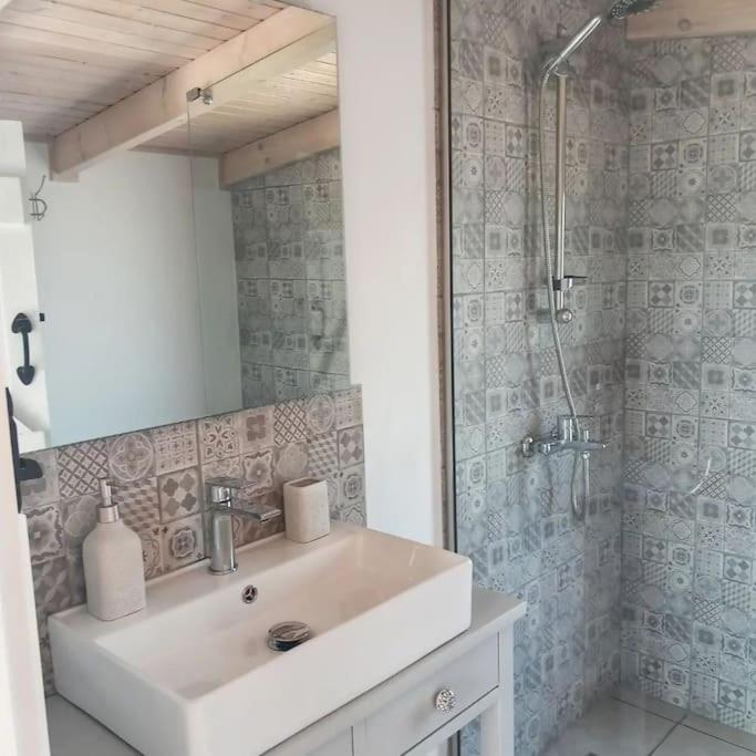 Beautiful 2 Bedroom With Mountain Views *