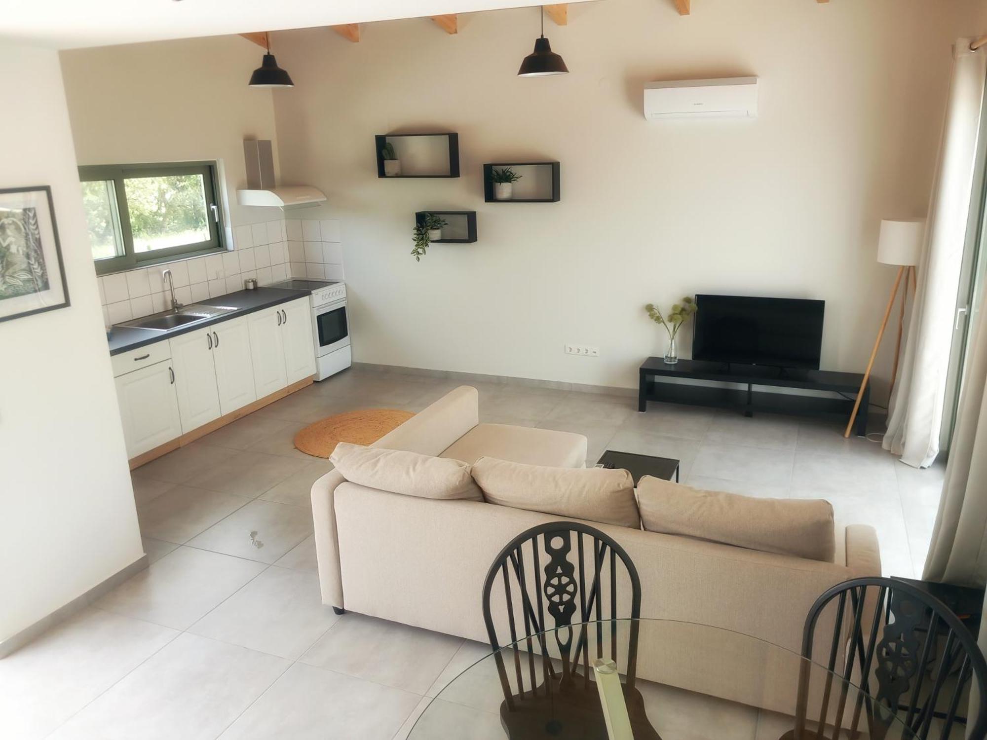 Beautiful 2 Bedroom With Mountain Views *