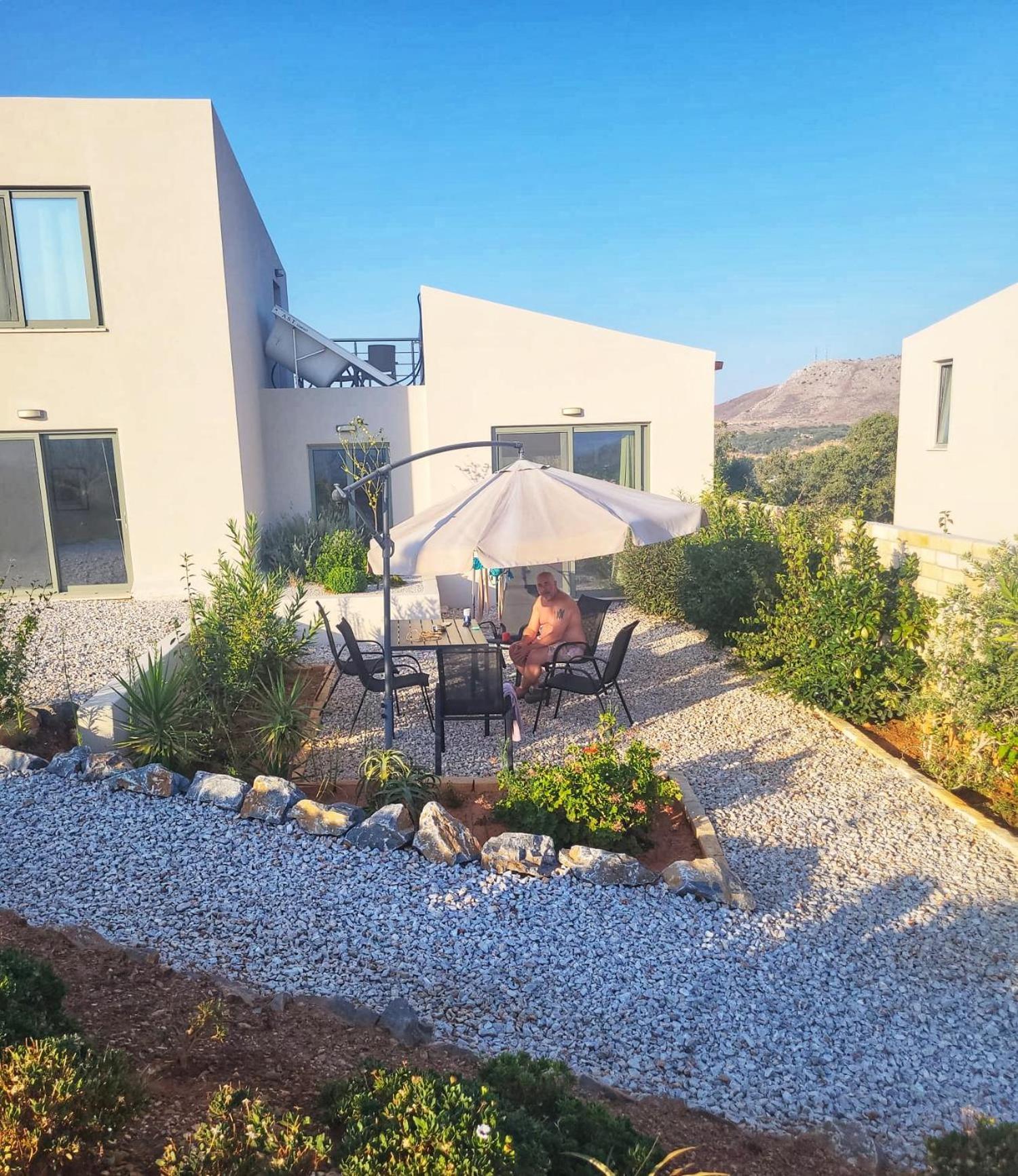 Beautiful 2 Bedroom With Mountain Views *